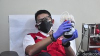 Menteri Pariwisata dan Ekonomi Kreatif (Menparekraf) Sandiaga Salahudin Uno mendonorkan darah di PMI DKI Jakarta, Jumat (6/8/2021). Saat mendonorkan darahnya ia mengajak masyarakat untuk memperkuat solidaritas kemanusiaan.