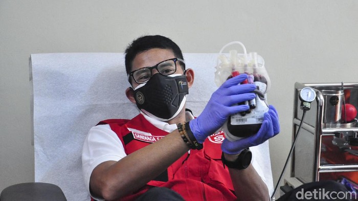 Menteri Pariwisata dan Ekonomi Kreatif Sandiaga Uno menyambangi PMI DKI Jakarta untuk mendonorkan darahnya sebagai soidaritas kemanusiaan.