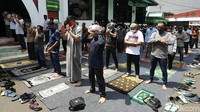 Para jemaah tampak khusyuk menunaikan salat Jumat di masjid tersebut.