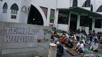 Para jemaah beribadah dengan tetap menerapkan protokol kesehatan seperta memakai masker dan jaga jarak.