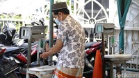Para jemaah yang akan memasuki masjid juga wajib mencucu tangan dengan sabun.