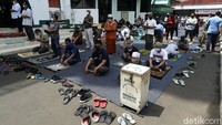 Ada sejumlah kegiatan yang diperketat selama PPKM Level 4, di antaranya kegiatan di tempat ibadah. Untuk wilayah dengan kriteria level 4, seluruh kegiatan di tempat ibadah harus ditiadakan.