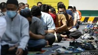 Larangan shalat jumat berjamaah di Jakarta juga diperkuat dengan dikeluarkannya Surat Keputusan Gubernur DKI Jakarta Nomor 925 Tahun 2021.