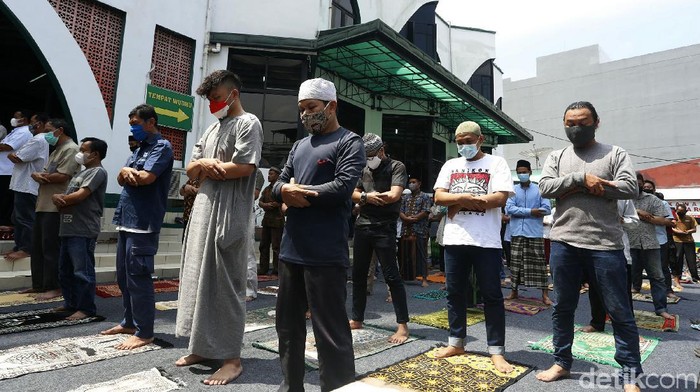 Suasana Salat Jumat Saat PPKM Level 4 di Masjid Al Falah Benhil Pemerintah telah memperpanjang PPKM Level 4 hingga 9 Agustus mendatang. Namun, Masjid Al Falah yang berada di kawasan Benhil, Jakarta, tetap menggelar salat Jumat.