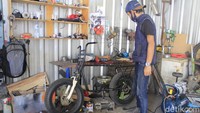 Terpajang di bengkelnya sepeda listrik, motor listrik hybrid, skuter listrik. Bengkel yang dinamainya DMR Custom itu melayani pesanan dari Bandung hingga luar kota setiap bulannya dengan omzet jutaan rupiah per bulannya.