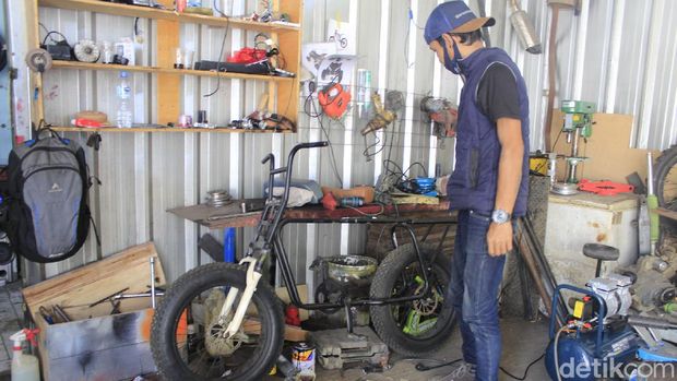 Tak selesai mengenyam pendidikan di bangku SMK, tidak menghentikan langkah Rixy Julian Rahmat (36) untuk mendirikan bengkel custom kendaraan listrik di Bandung.
