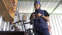 Baru tahun 2008 ia mulai memberanikan diri untuk membuka bengkel konvensional. Selama ini, ia mempelajari teknik membuat kendaraan listrik secara otodidak, salah satunya dengan melihat referensi di internet. Dengan peralatan sederhana, Rixy dibantu oleh seorang rekannya terus mengeksplorasi ide kendaraan listrik di dunia maya.