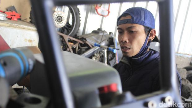 Tak selesai mengenyam pendidikan di bangku SMK, tidak menghentikan langkah Rixy Julian Rahmat (36) untuk mendirikan bengkel custom kendaraan listrik di Bandung.