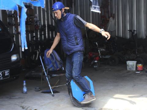 Tak selesai mengenyam pendidikan di bangku SMK, tidak menghentikan langkah Rixy Julian Rahmat (36) untuk mendirikan bengkel custom kendaraan listrik di Bandung.