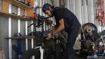 Tak Lulus SMK, Pria Bandung Ini Sukses Kembangkan Bengkel Motor Listrik
