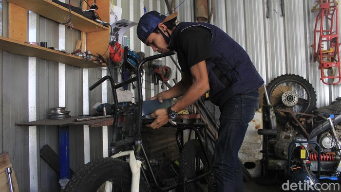Tak selesai mengenyam pendidikan di bangku SMK, tidak menghentikan langkah Rixy Julian Rahmat (36) untuk mendirikan bengkel custom kendaraan listrik di Bandung.