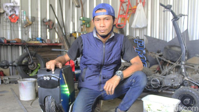 Tak Lulus SMK, Pria Bandung Ini Sukses Kembangkan Bengkel Motor Listrik Tak selesai mengenyam pendidikan di bangku SMK, tidak menghentikan langkah Rixy Julian Rahmat (36) untuk mendirikan bengkel custom kendaraan listrik di Bandung.