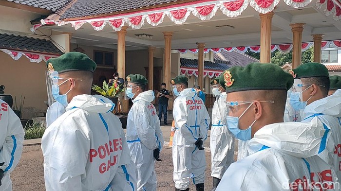 TNI dan Polri dilibatkan bujuk warga yang ogah isolasi terpada