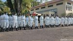 TNI-Polri Ber-APD di Garut Bujuk Warga yang Enggan Isolasi Terpadu