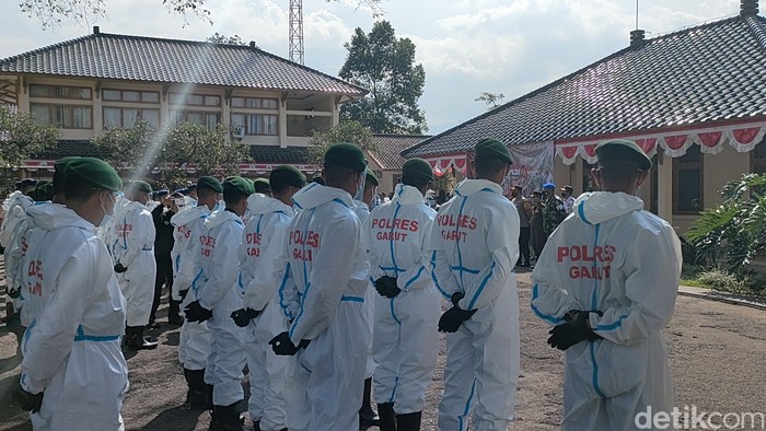 Anggota TNI-Polri di Garut dilibatkan dalam penanganan kasus COVID-19. Mereka dilibatkan untuk membujuk warga yang enggan menjalani isolasi terpadu.