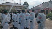 Selain membujuk kasus bergejala yang enggan menjalani isolasi terpusat, petugas TNI-Polri juga dilibatkan untuk membantu nakes menelusuri kontak erat kasus khususnya di pelosok.
