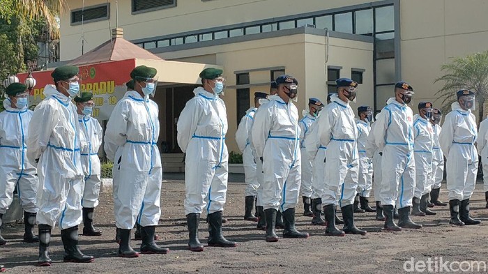 Anggota TNI-Polri di Garut dilibatkan dalam penanganan kasus COVID-19. Mereka dilibatkan untuk membujuk warga yang enggan menjalani isolasi terpadu.