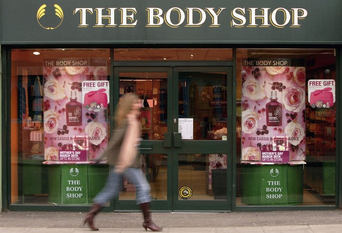 Toko the Body Shop DOHA, QATAR - OCTOBER 24: Two men wearing traditional local clothes walk past a Body Shop store in the City Center shopping mall in West Bay district on October 24, 2010 in Doha, Qatar. The International Monetary Fund (IMF) recently reiterated its projection for the Qatari economy with predictions of double digit growth for 2010 and 2011. Though natural gas and petroleum production are still the biggest two single sources of income, the non-energy sector overtook oil and gas in Qatari GDP for 2009. Qatar is heavily dependant on foreign labour from countries such as India, Sri Lanka, Bangladesh, the Phillipines and other Arab countries. Foreigners make up approximately two thirds of the Qatari population. (Photo by Sean Gallup/Getty Images)