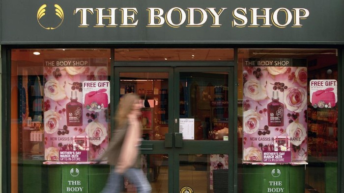 LONDON - MARCH 17:  A woman walks past The Body Shop store window on March 17, 2006 in London, England. Beauty products retailer Body Shop have announced that they be taken over by French cosmetics company LOreal in a deal worth GBP652m.  (Photo by Scott Barbour/Getty Images)
