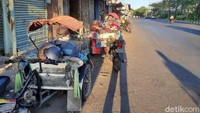 Becak merupakan transportasi roda tiga dengan menggunakan tenaga manusia. Penumpang duduk di depan, pengemudi mengayuh di belakang. Becak berasal dari bahasa Hokkien: be chia yang artinya kereta kuda. (Esti Widiyana/detikcom)