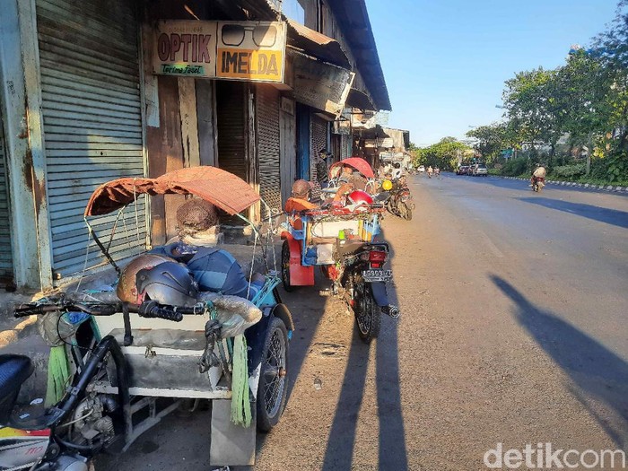 Surabaya masih menerapkan PPKM level 4. PPKM berdampak besar pada aktivitas perekonomian, salah satunya dirasakan tukang becak.