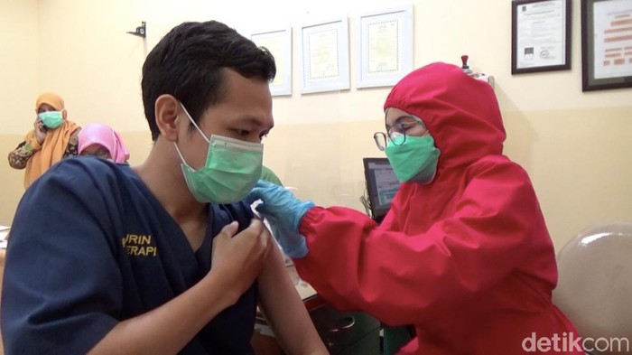 Di RS Islam (RSI) Jemursari Surabaya, vaksinasi digelar hari ini dan Sabtu (9/8). Ada 132 nakes yang mendapat jadwal untuk menjalani vaksinasi hari ini dan besok. Sedangkan total nakes di RSI Jemursari ada 867 orang.