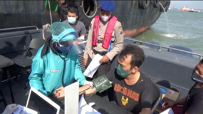 Seratus Anak Buah Kapal (ABK) menjalani vaksinasi COVID-19. Vaksinasi digelar Ditpolairud Polda Jatim dari kapal ke kapal.