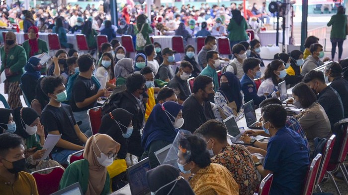 VAKSINASI MASSAL UNTUK MAHASISWA DAN PELAJAR Petugas kesehatan menyuntikkan vaksin COVID-19 kepada seorang mahasiswa di Universitas Muslim Nusantara (UMN) Al Washliyah, Medan Amplas, Medan, Sumatera Utara, Jumat (6/8/2021). Polda Sumatera Utara bekerja sama dengan tujuh Aliansi BEM se-Nusantara menggelar vaksinasi untuk pelajar dan mahasiswa dengan target dua ribu orang selama satu hari pelaksanaan. ANTARA FOTO/Fransisco Carolio/Lmo/wsj.