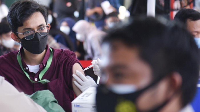 VAKSINASI MASSAL UNTUK MAHASISWA DAN PELAJAR Petugas kesehatan menyuntikkan vaksin COVID-19 kepada seorang mahasiswa di Universitas Muslim Nusantara (UMN) Al Washliyah, Medan Amplas, Medan, Sumatera Utara, Jumat (6/8/2021). Polda Sumatera Utara bekerja sama dengan tujuh Aliansi BEM se-Nusantara menggelar vaksinasi untuk pelajar dan mahasiswa dengan target dua ribu orang selama satu hari pelaksanaan. ANTARA FOTO/Fransisco Carolio/Lmo/wsj.