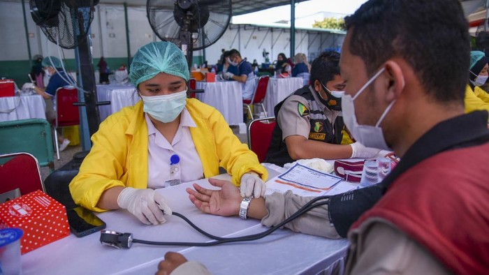 Petugas kesehatan menyuntikkan vaksin COVID-19 kepada seorang mahasiswa di Universitas Muslim Nusantara (UMN) Al Washliyah, Medan Amplas, Medan, Sumatera Utara, Jumat (6/8/2021). Polda Sumatera Utara bekerja sama dengan tujuh Aliansi BEM se-Nusantara menggelar vaksinasi untuk pelajar dan mahasiswa dengan target dua ribu orang selama satu hari pelaksanaan. ANTARA FOTO/Fransisco Carolio/Lmo/wsj.