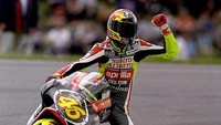 Rossi meraih kemenangan Grand Prix menggunakan tujuh sepeda motor berbeda. 125cc Aprilia, 250cc Aprilia, 500cc Honda, 990cc Honda, 990cc Yamaha, 800cc Yamaha dan 1000cc Yamaha. Rossi merupakan pembalap yang mampu meraih kemenangan menggunakan sepeda motor 500cc mesin 2tak, 990cc 4tak, 800cc 4tak dan 1000cc 4tak di kelas primer Grand Prix. Getty Images/Michael Cooper