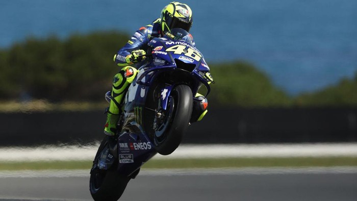 Valentino Rossi mengumumkan akan pensiun usai MotoGP 2021. Rider 42 tahun asal Italia itu menuntaskan perjalanannya selama 26 tahun di dunia balap motor.