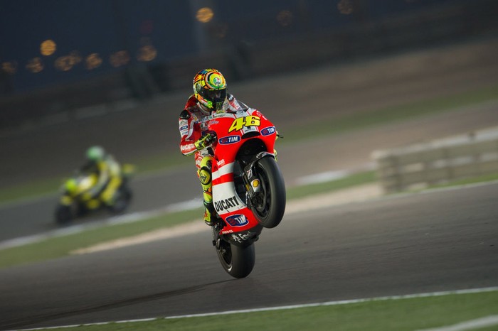 Valentino Rossi mengumumkan akan pensiun usai MotoGP 2021. Rider 42 tahun asal Italia itu menuntaskan perjalanannya selama 26 tahun di dunia balap motor.