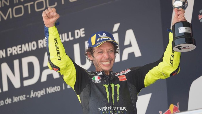 Valentino Rossi Sudahi Karier 26 Tahun Balap Motor Valentino Rossi mengumumkan akan pensiun usai MotoGP 2021. Rider 42 tahun asal Italia itu menuntaskan perjalanannya selama 26 tahun di dunia balap motor.