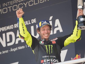 Respons Kekasih saat Temani Valentino Rossi di Balap Terakhir Sebelum Pensiun