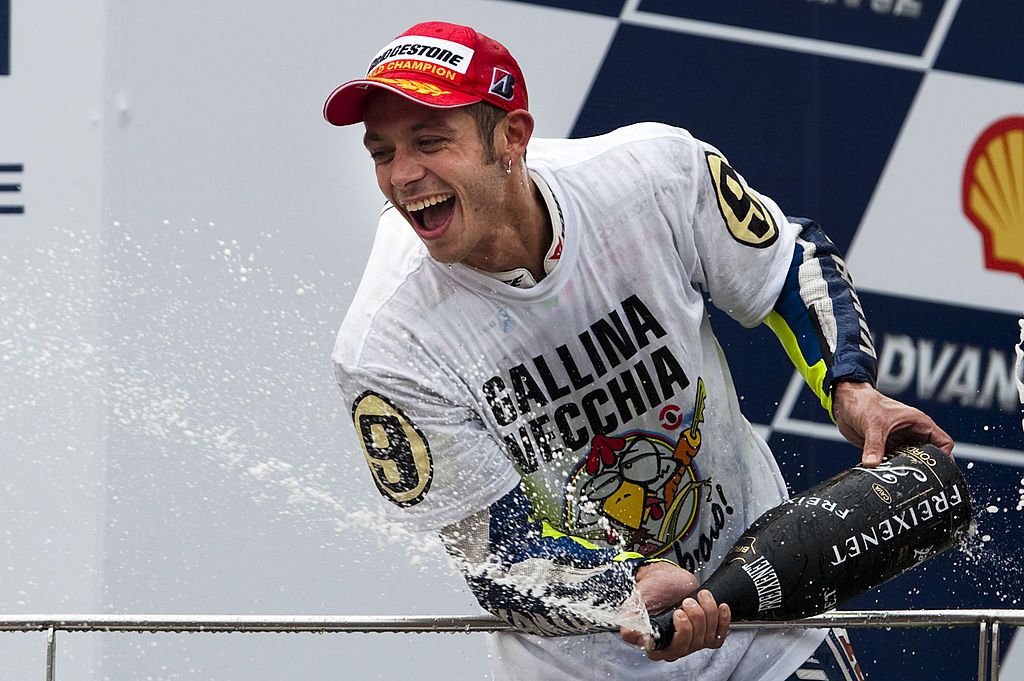 Valentino Rossi mengumumkan akan pensiun usai MotoGP 2021. Rider 42 tahun asal Italia itu menuntaskan perjalanannya selama 26 tahun di dunia balap motor.