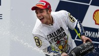 Pebalap berusia 42 tahun itu telah berkarier di kejuaraan dunia balap motor sejak 1996 atau sudah 26 tahun menjalani musim balap grand prix. Getty Images/Victor Fraile