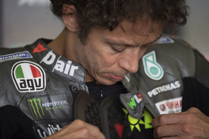 Valentino Rossi mengumumkan akan pensiun usai MotoGP 2021. Rider 42 tahun asal Italia itu menuntaskan perjalanannya selama 26 tahun di dunia balap motor.