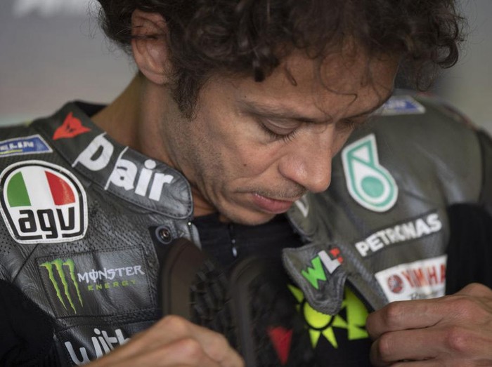 Valentino Rossi mengumumkan akan pensiun usai MotoGP 2021. Rider 42 tahun asal Italia itu menuntaskan perjalanannya selama 26 tahun di dunia balap motor.