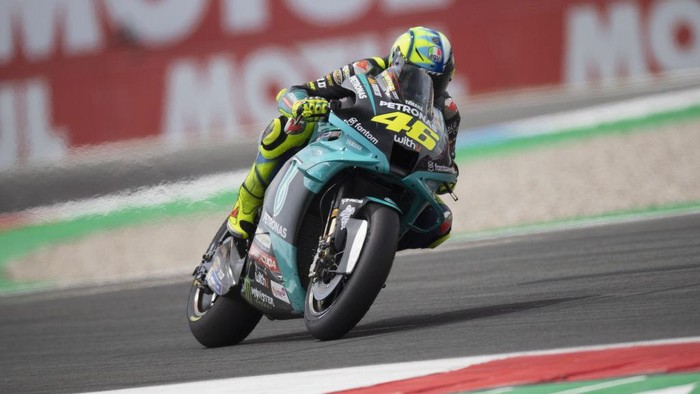 Valentino Rossi Sudahi Karier 26 Tahun Balap Motor Valentino Rossi mengumumkan akan pensiun usai MotoGP 2021. Rider 42 tahun asal Italia itu menuntaskan perjalanannya selama 26 tahun di dunia balap motor.