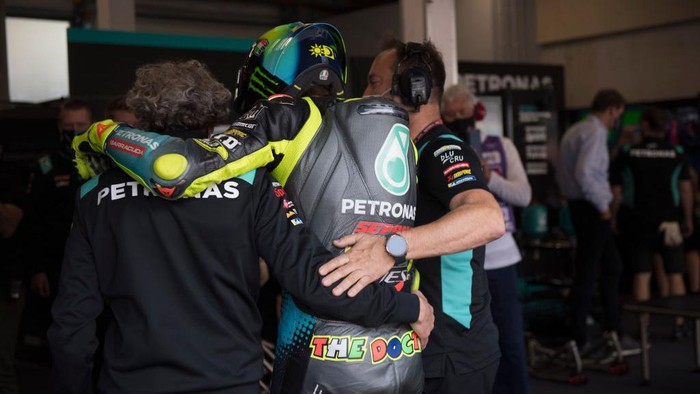 Valentino Rossi mengumumkan akan pensiun usai MotoGP 2021. Rider 42 tahun asal Italia itu menuntaskan perjalanannya selama 26 tahun di dunia balap motor.