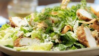 Salad ayam goreng ini tak hanya enak, tapi juga sehat. Isian sayurannya ada lettuce, wortel, dan mentimun. Topping utamanya adalah fillet ayam goreng tepung yang renyah gurih. Jangan lupa tambahkan dressing asam segarnya! Intip resep salad ayam goreng di sini. Foto: Tastemade 