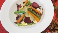 Resep ini bernama Rosso salad, dibuat dari campuran mix lettuce, daun bayam segar, asparagus, bit, telur puyuh, dan baby wortel. Rosso salad semakin enak dicampur saus berbahan minyak zaitun dan balsamic vinegar. Intip yuk resepnya di sini. Foto: detikfood 