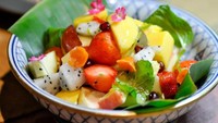 Mau salad buah yang segar? Coba bikin salad buah Thailand ini. Paduan buahnya ada buah naga, stroberi, nanas, mangga, dan apel. Untuk sausnya memakai asam Jawa yang menyegarkan. Langsung saja contek resepnya di sini. Foto: iStock 