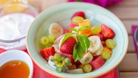 Resep salad buah ini cocok untuk kamu yang mau salad praktis. Manfaatkan buah-buahan yang ada di rumah seperti semangka, pepaya, dan pisang. Lalu racik sausnya berbahan yogurt, madu, dan lemon. Begini cara bikin salad buah praktis. Foto: iStock 