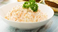Salad yang satu ini sering kamu temui di restoran fast food. Namanya coleslaw ala KFC yang dibuat dari kol, wortel, dan bawang bombai. Racikan sausnya bisa memakai bahan-bahan ini. Foto: iStock 