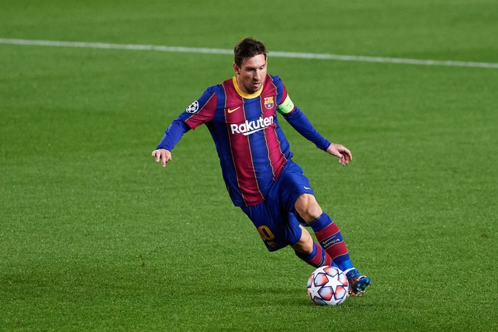 BARCELONA, SPAIN - OCTOBER 20: Lionel Messi of FC Barcelona runs with the ball during the UEFA Champions League Group G stage match between FC Barcelona and Ferencvaros Budapest at Camp Nou on October 20, 2020 in Barcelona, Spain. (Photo by Alex Caparros/Getty Images)