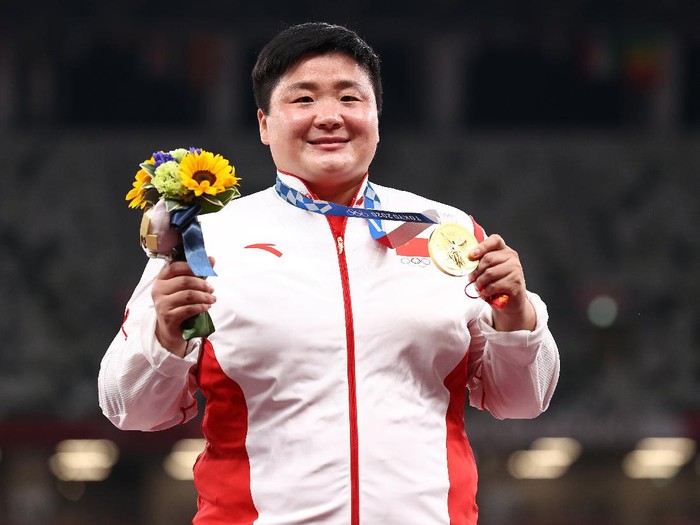 1331767406 TOKYO, JAPAN - AUGUST 01: Lijiao Gong of Team China celebrates with the gold medal during the medal ceremony for the Womens Shot Put on day nine of the Tokyo 2020 Olympic Games at Olympic Stadium on August 01, 2021 in Tokyo, Japan. (Photo by Ryan Pierse/Getty Images)