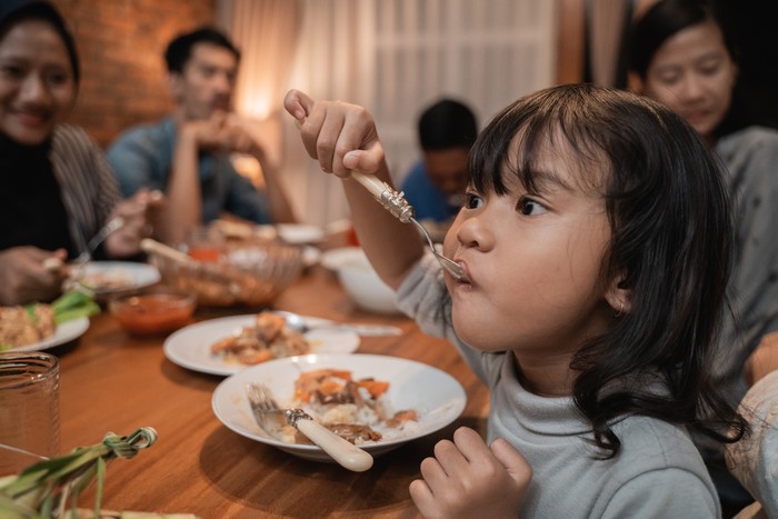 5 Mitos Makan Jadul, Larang Orang Makan di Sudut Meja hingga Depan Pintu
