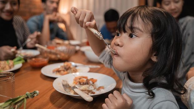 5 Mitos Makan Jadul, Larang Orang Makan di Sudut Meja hingga Depan Pintu